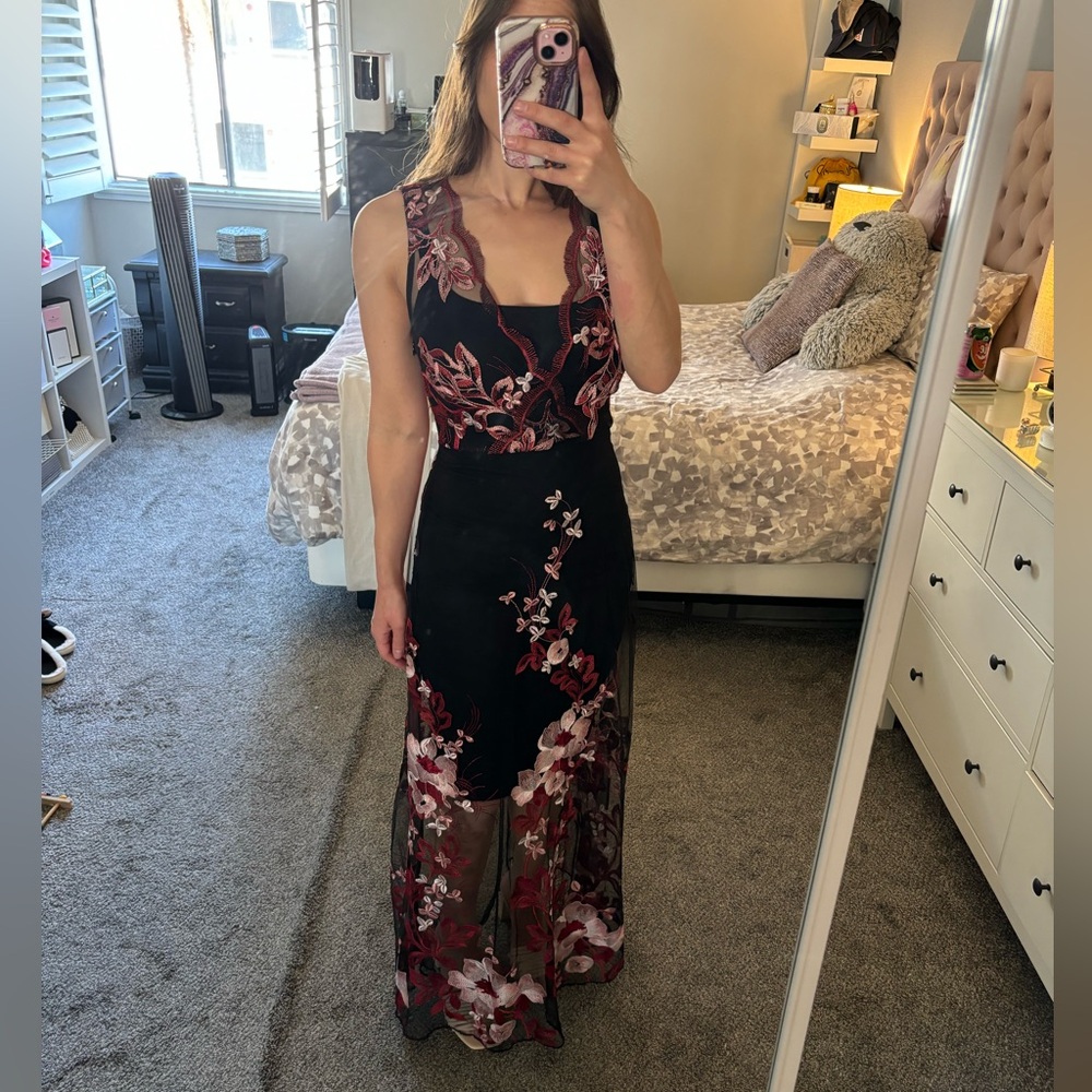 WORN ONCE - LULUS LACE FLORAL DRESS